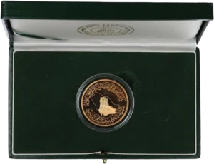 Roi Abdulaziz Al Saud dans un représentation du pays et entouré d'inscriptions.