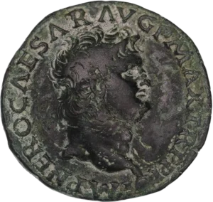 Tête nue de Néron à droite.