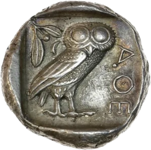 Chouette debout à droite, la tête de face ; derrière, une branche d'olivier et un croissant.