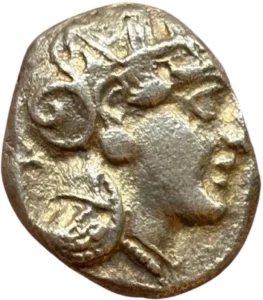 Tête d'Athéna à droite, coiffée du casque attique à cimier, orné de trois feuilles d'olivier et d'une palmette avec collier et boucles d'oreilles.