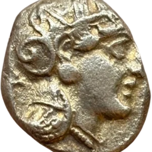 Tête d'Athéna à droite, coiffée du casque attique à cimier, orné de trois feuilles d'olivier et d'une palmette avec collier et boucles d'oreilles.