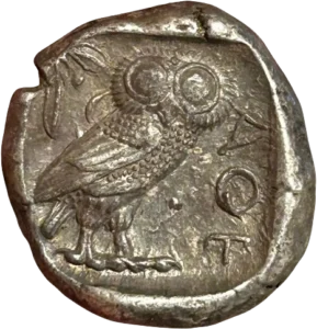 Tête d'Athéna à droite, coiffée du casque attique à cimier, orné de trois feuilles d'olivier et d'une palmette avec collier et boucles d'oreilles.