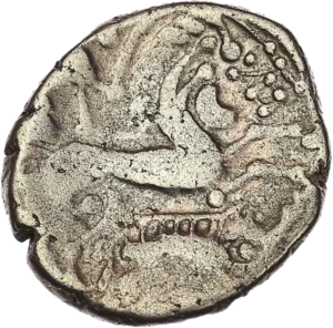 Tête humaine stylisée à droite, les cheveux en grosses mèches. Un sanglier au dessus de la chevelure.