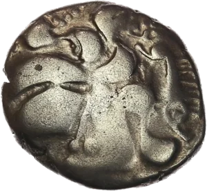 Cheval androcéphale galopant à droite. Un sanglier à droite, entre les jambes du cheval et l'aurige tenant un vexillum.