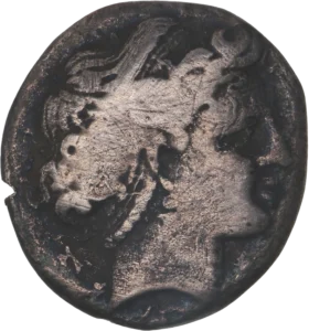Tête de la nymphe Néapolis à droite.