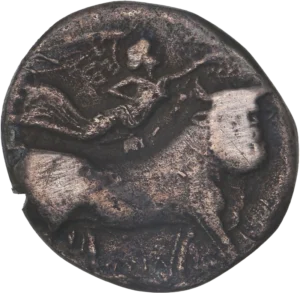 Taureau androcéphale passant à droite couronné par Niké volant à droite.