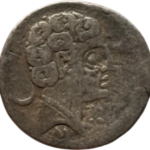 Tête masculine à droite.