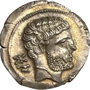 Tête nue et barbue à droite.