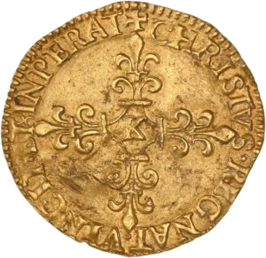 Croix fleurdelisées avec au centre la lettre d'atelier K.