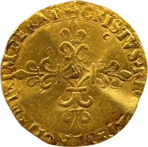 Croix fleurdelisées avec au centre la lettre d'atelier N.