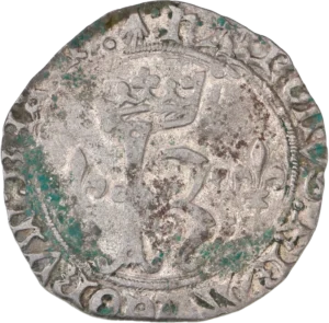 K couronné entouré de lis.