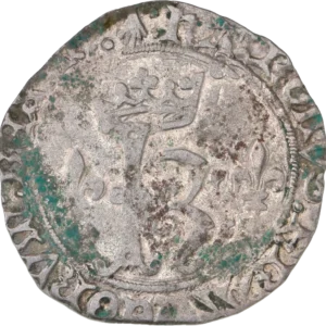 K couronné entouré de lis.