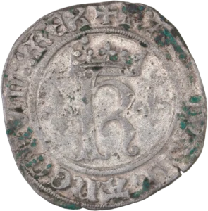 K couronné entouré de lis.