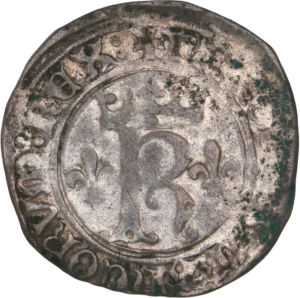 K couronné entouré de lis.