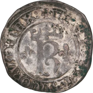 K couronné entouré de lis.