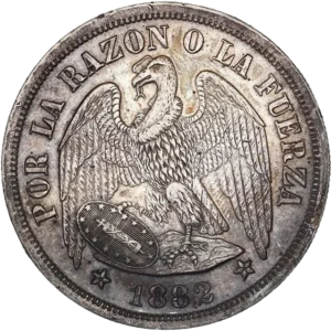 Un condor (symbole du Chili) ailes déployées, tenant un écu dans sa griffe droite et un reste de chaine dans le bec, l’autre bout est a la patte gauche.