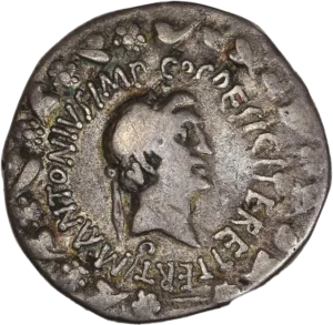 Tête de Marc Antoine lauré à droite dans une couronne dionysiaque.