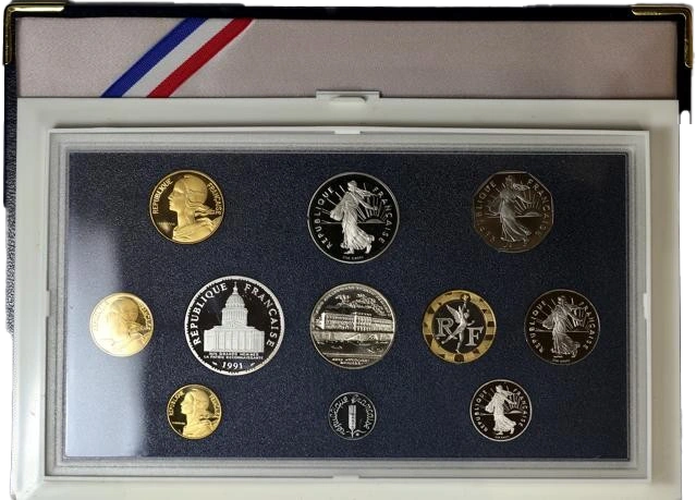 Coffret belle épreuve de la Monnaie de Paris, contenant les monnaies habituelles ainsi qu'une médaille belle épreuve.Coffret émis à 10 000 exemplaires.Note : Numéro de certificat 3044.Bon état général.