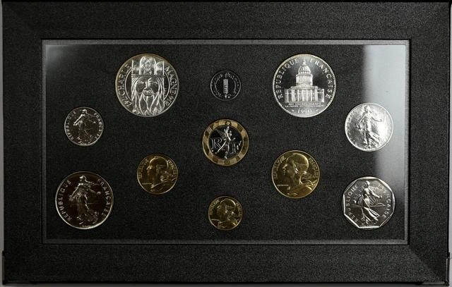 Coffret fleur de coin de la Monnaie de Paris, contenant les monnaies habituelles ainsi que les monnaies commémoratives de l'année 1990.à savoir : 1cts épi - 100fr Génie et 100fr Charlemagne.Coffret émis à 10 000 exNote : Numéro de certificat 1309. Coffret présentant des taches sur la tranche argentée.