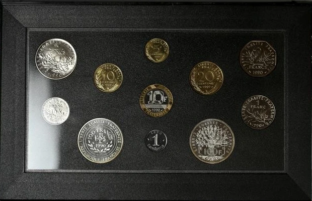 Coffret fleur de coin de la Monnaie de Paris, contenant les monnaies habituelles ainsi que les monnaies commémoratives de l'année 1990.à savoir : 1cts épi - 100fr Génie et 100fr Charlemagne.Coffret émis à 10 000 exNote : Numéro de certificat 1309. Coffret présentant des taches sur la tranche argentée.