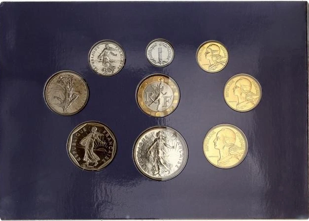 Coffret Monnaie de Paris "brillant universel" 1991.Coffret rare (2500 exemplaires) contenant les rares monnaies de 1 centime et 2 francs.