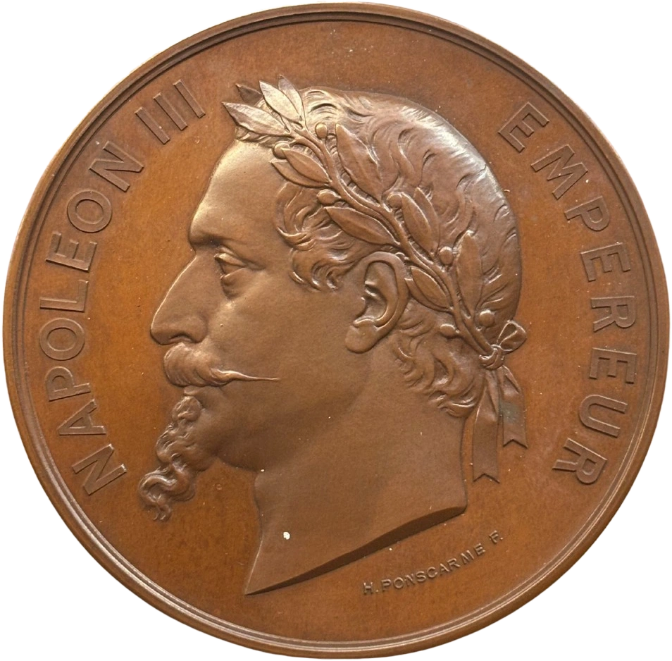 Les médailles sont présentées dans leur coffret d’origine rouge avec feutrine et soie bleue. Elles ont été décernées pour services rendus à l’occasion de l’Exposition Universelle de 1867 et pour les membres de la Commission impériale (60 membres), constituée pour l'organisation de l'Exposition.Attribué à Monsieur Bidermann.