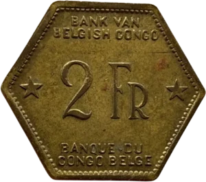 Éléphant passant à gauche.