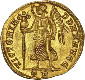 Victoire marchant à gauche tenant un trophée et une palme.