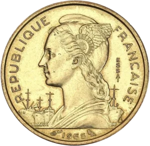 Voilier allant à droite, en fond un paquebot à quai, et une grue.