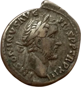 Tête nue d'Antonin le Pieux à droite.