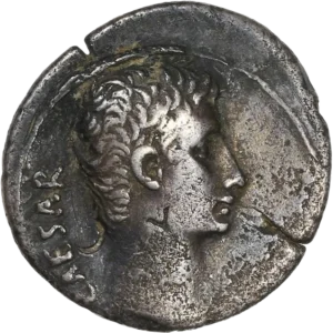 Tête nue d'Auguste à droite.