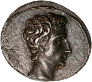 Tête nue de l'empereur Auguste à droite.