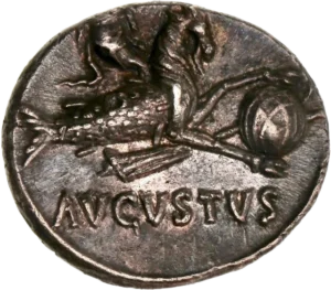 Capricorne à droite, une corne d'abondance sur le dos, un globe entre les pattes.