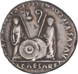Tête laurée de l'empereur Auguste à droite.
