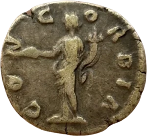 Concordia (la Concorde) debout à gauche, tenant une patère et une double corne d'abondance.