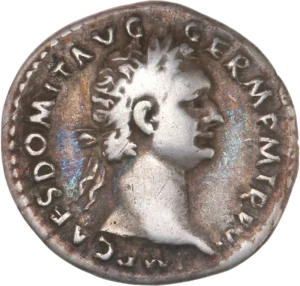 Tête laurée de Domitien à droite.