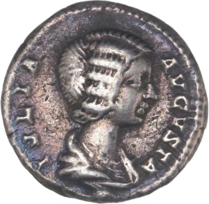 Buste de l'impératrice Julia Domna à droite.