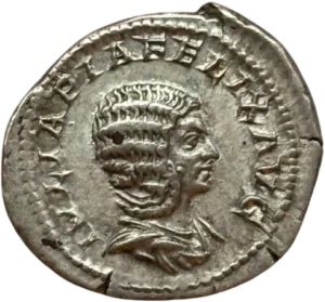 Buste de l'impératrice Julia Domna à droite.