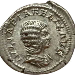 Buste de l'impératrice Julia Domna à droite.