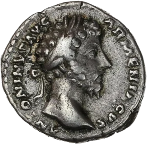 Tête laurée de Marc Aurèle à droite.