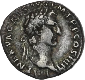 Tête laurée de Nerva à droite.