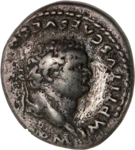 Tête laurée de Titus à droite.