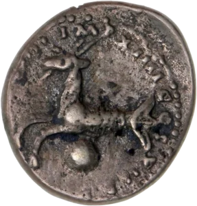 Capricorne à droite au dessus d'un globe.