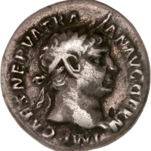 Tête laurée de Trajan à droite.