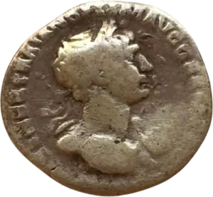 Tête laurée et drapée de Trajan à droite.