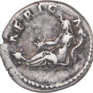 Tête laurée d'Hadrien à droite.