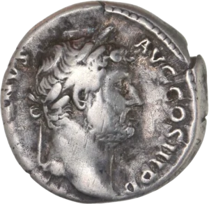 L'Afrique a demi allongée à gauche, tenant une corne d'abondance et un scorpion. A ses pieds une jarre.