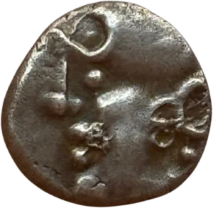 Tête casquée à gauche.