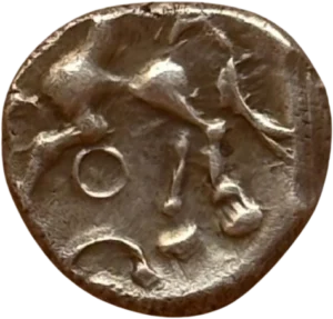 Cheval galopant à gauche, un annelet et ce qui ressemble à un torque entre ses pattes.