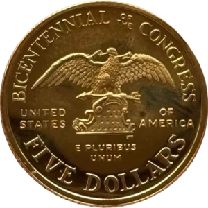 Un aigle perché au sommet de la canopée surplombant l'ancienne salle du Sénat.